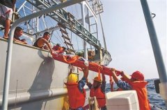 澳门葡京网站中国海军第33批护航编队成功救治一名中国籍重伤